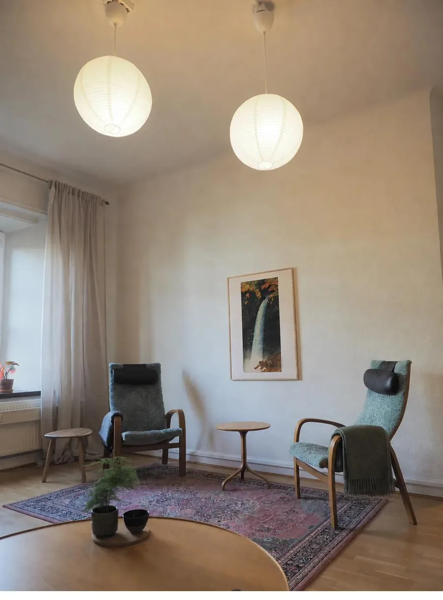 Två fåtöljer för samtal i terapirummet.