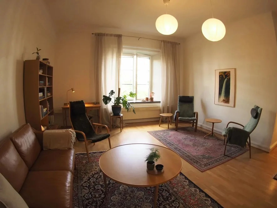 Terapirummet i Malmö med sittgrupp och fåtöljer för samtal.