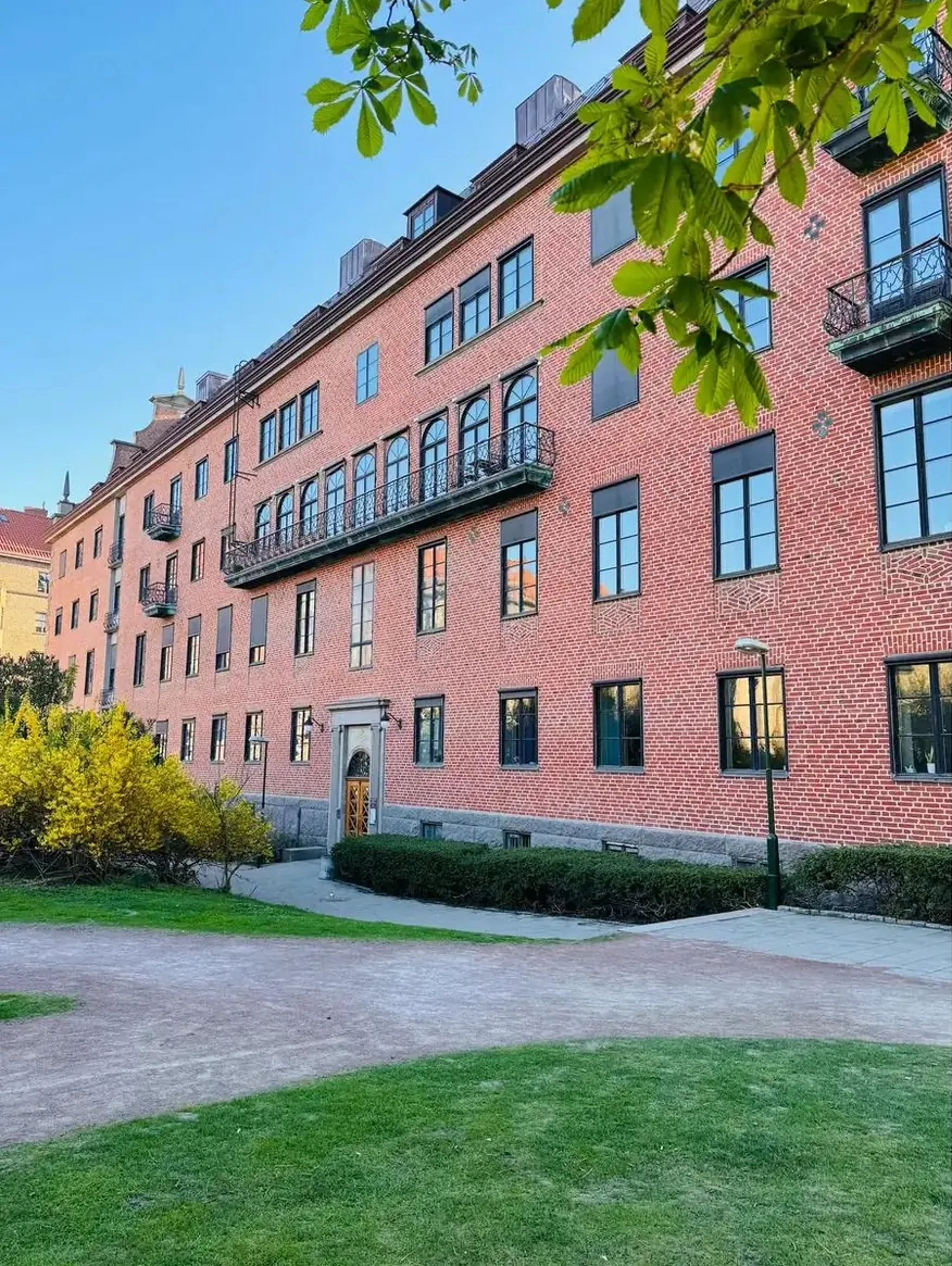 Byggnaden på Fersens väg 9 i Malmö sedd från gångvägen i Pilstorpsparken.