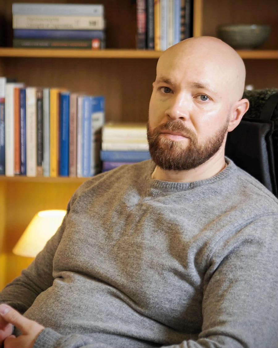 Gunnar Eriksson Granborn, legitimerad psykolog och legitimerad psykoterapeut (PDT) i samtalsrummet på mottagningen i Malmö.