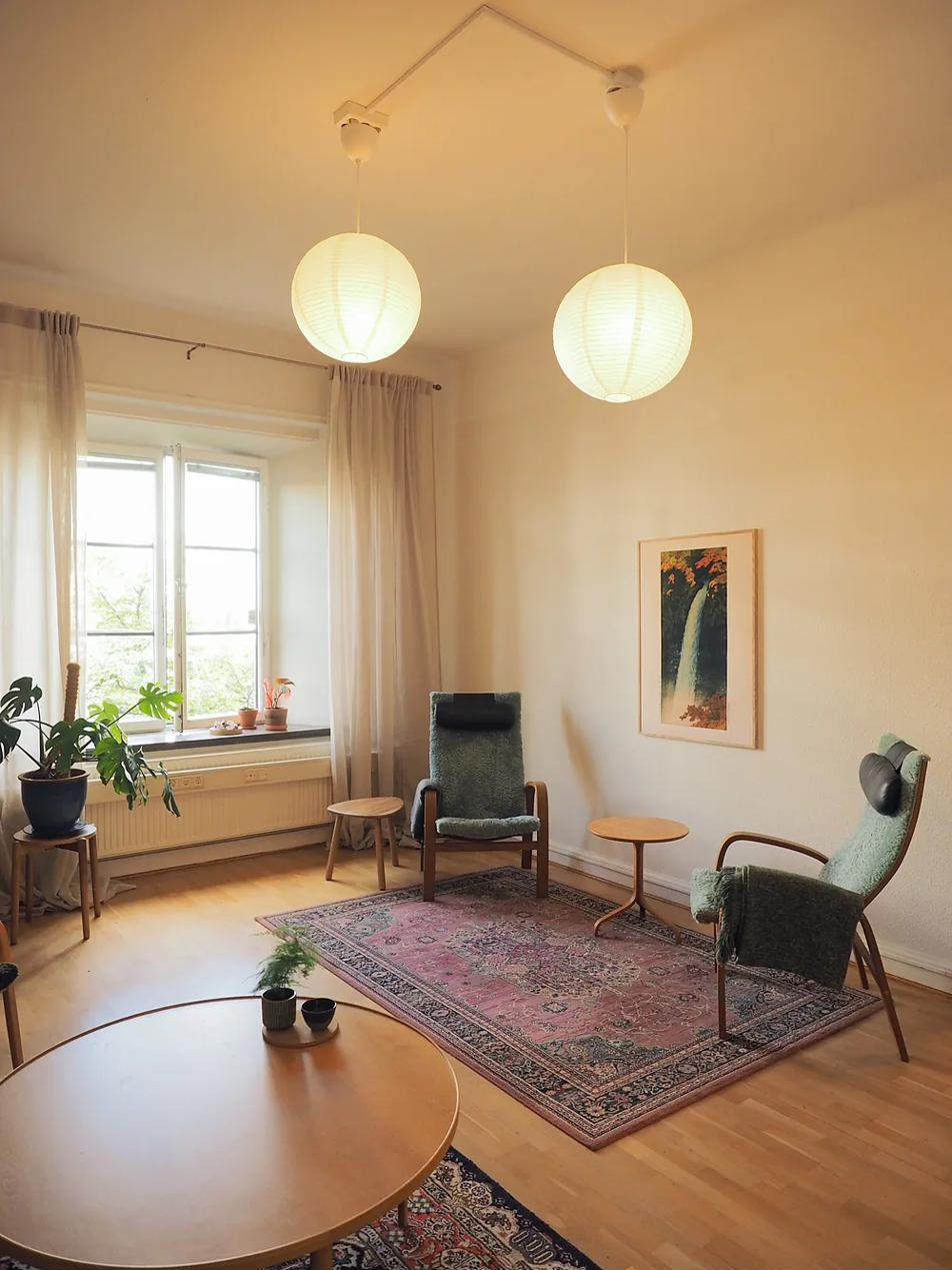Samtalsrummet med fönster mot gården och två fåtöljer för samtal.