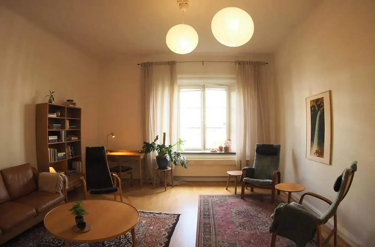 Mottagningens samtalsrum i sekelskifteslokaler i centrala Malmö.