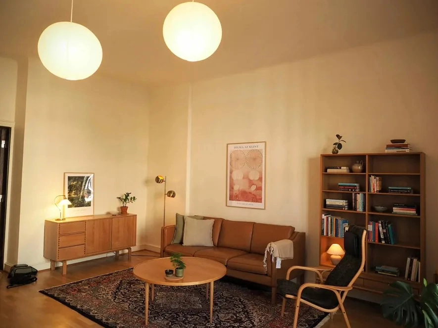 Samtalsrum hos psykolog i Malmö, med soffa och läsfåtölj.